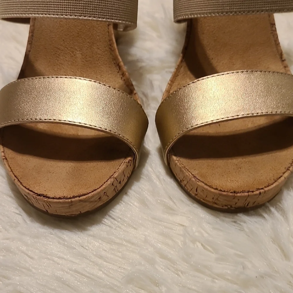 AEROSOLES Women's Gold and Tan Wedge‎ 4
